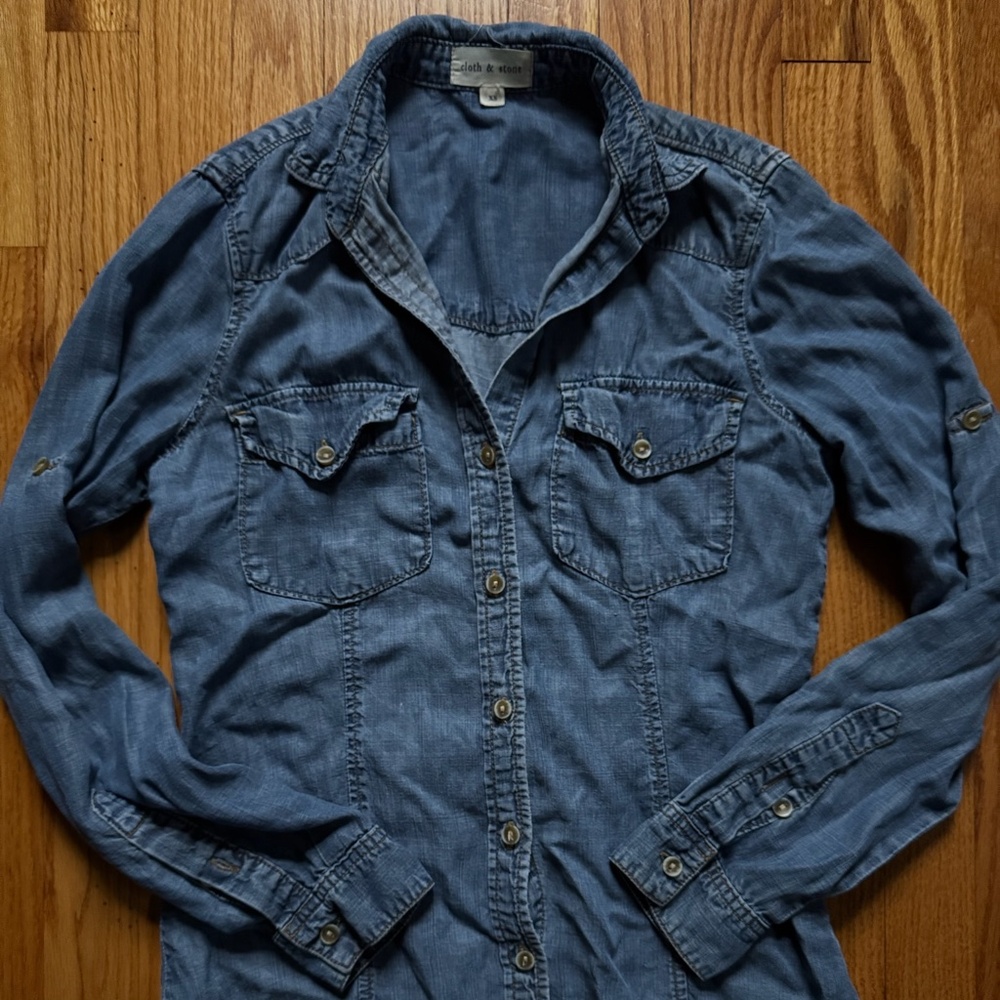 Cloth + Stone Anthropologie Blue denim button-up shirt with relaxed fit Size XS